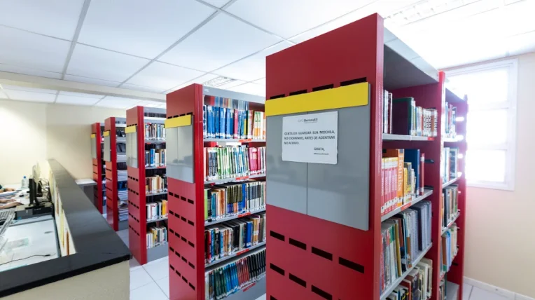 Biblioteca do Colégio Bernoulli em Lourdes.