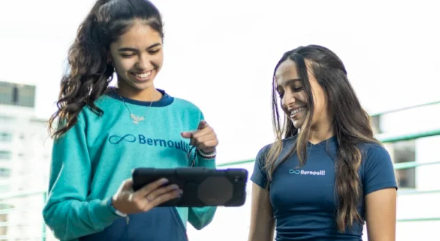 Estudantes do Bernoulli utilizando o tablet do colégio. 