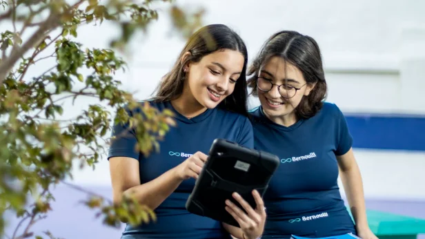 Estudantes do Bernoulli utilizando o tablet do colégio.