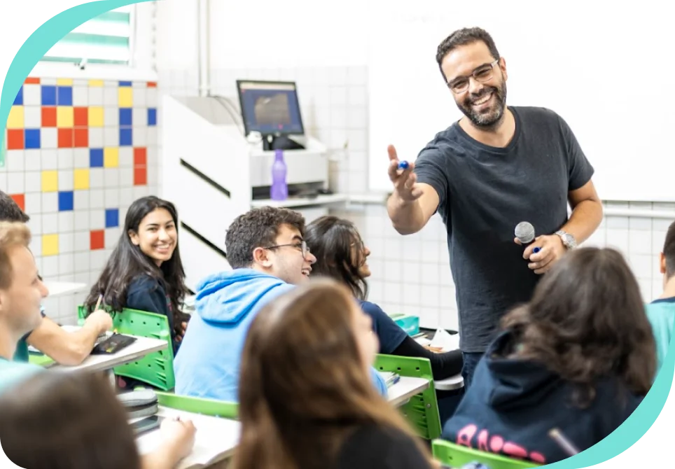Professor do Bernoulli em sala de aula com seus alunos. 