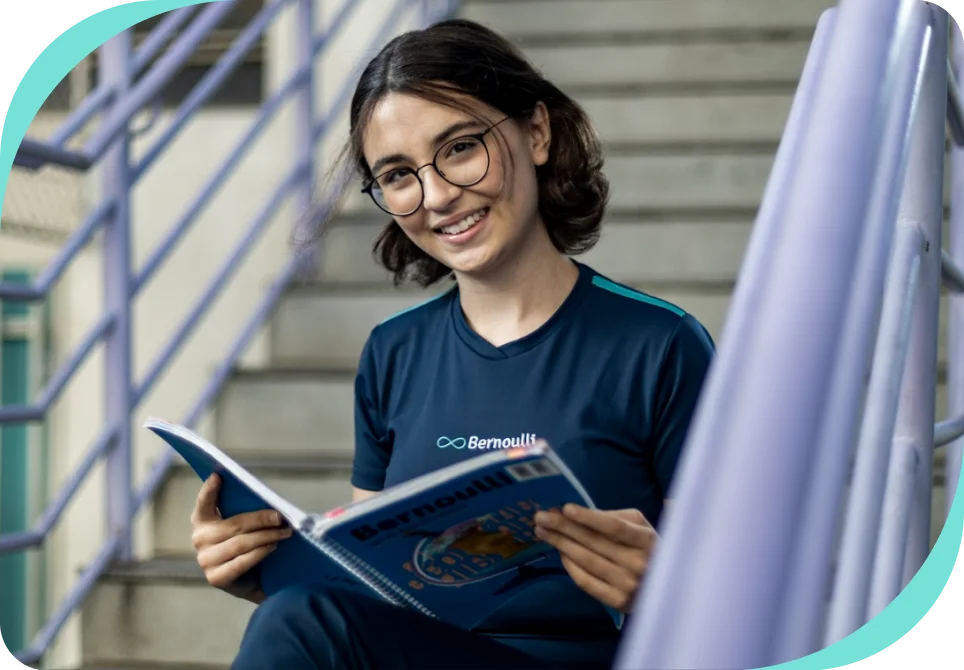 Estudante do Colégio Bernoulli com o material didático em mãos.