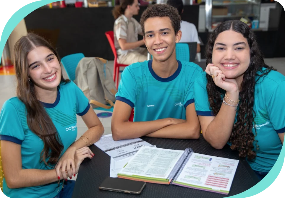 Estudantes do Colégio Bernoulli com seu material didático.
