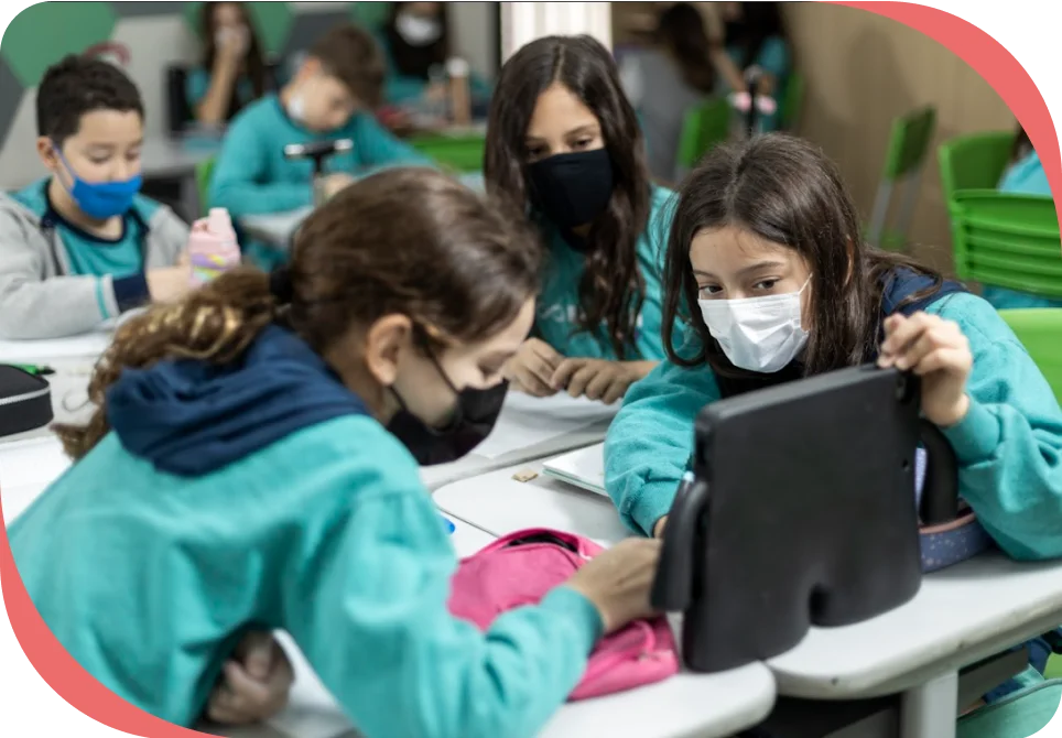 Estudantes do Colégio Bernoulli utilizando o tablet para realizar as atividades em sala de aula. 