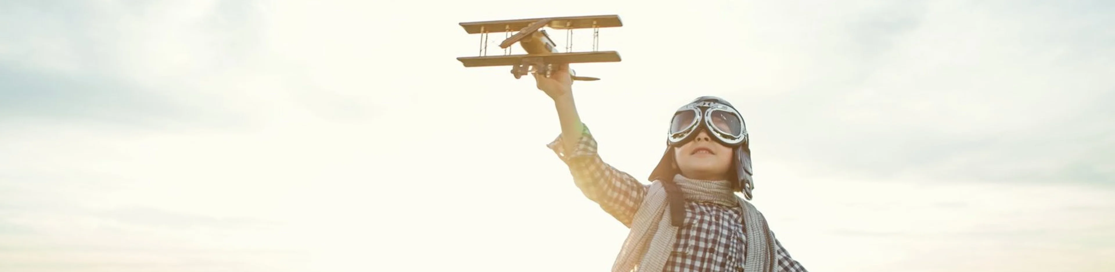 Estudante do Bernoulli brincando com um avião.