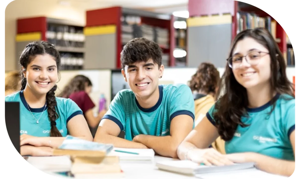 Estudantes do Bernoulli na biblioteca do colégio.
