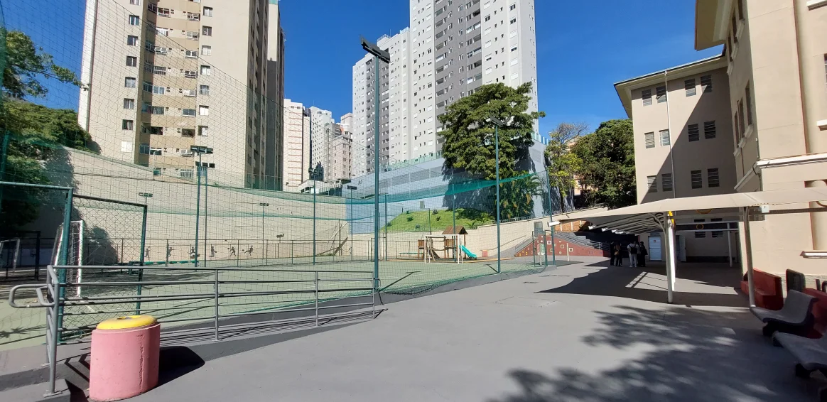 Área da quadra esportiva do Colégio Bernoulli em Cidade Jardim.