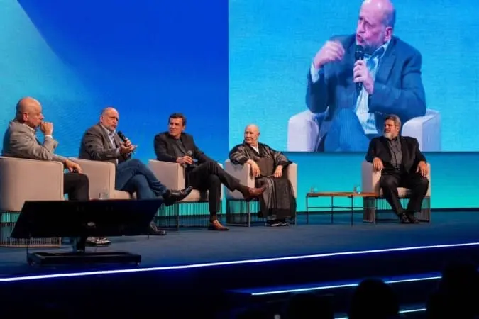 Clóvis de Barros, Leandro Karnal, Monja Coen e Mario Sergio Cortella e Marcos Raggazzi em palco do Bernoulli Roload de 2023