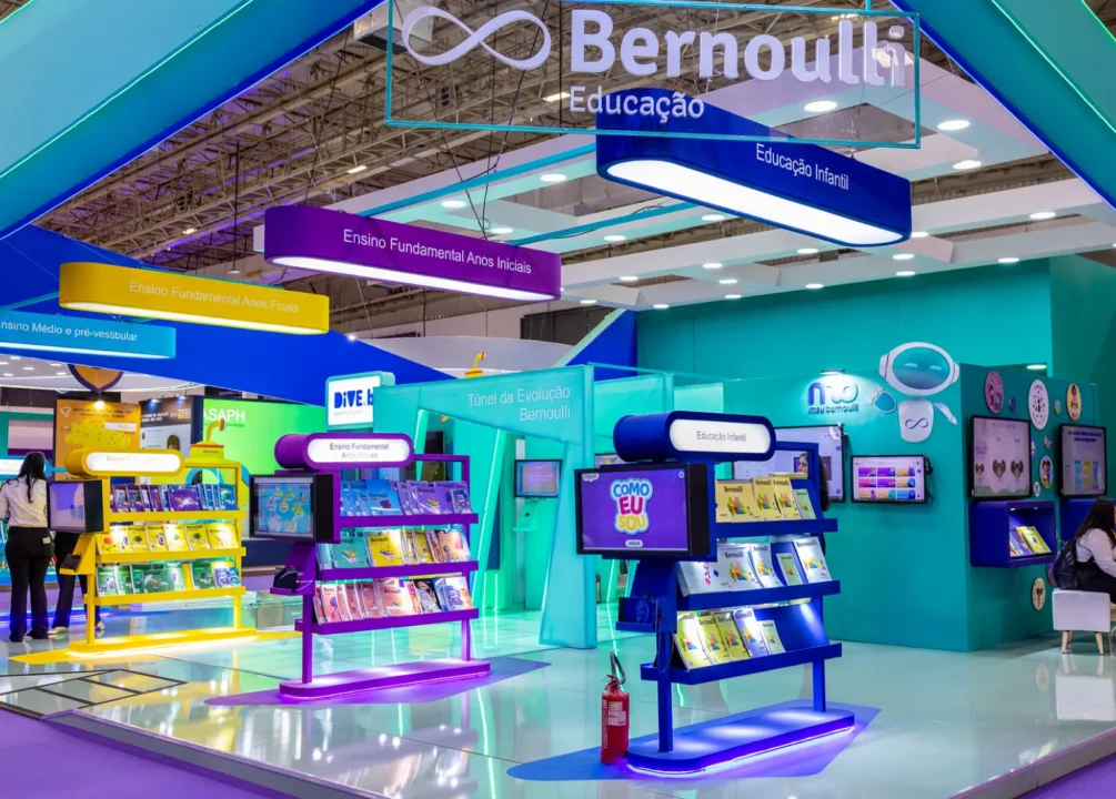 Livros didáticos e soluções digitais expostos em stand de Bernoulli Sistema de Ensino na Bett Brasil
