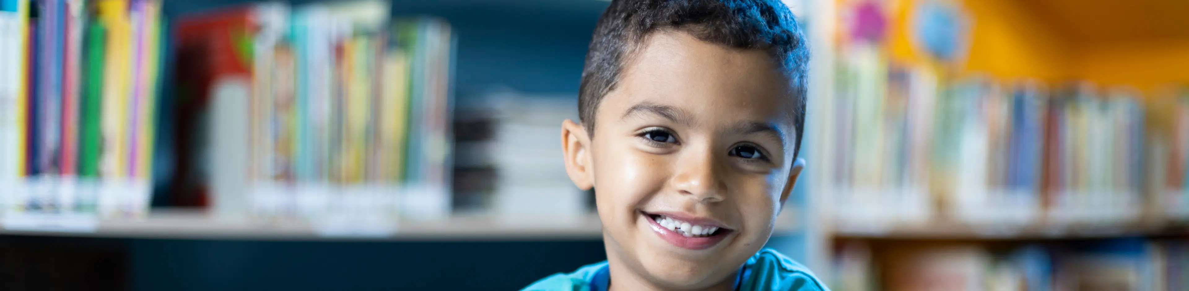 Estudante Bernoulli Go sorrindo para a câmera