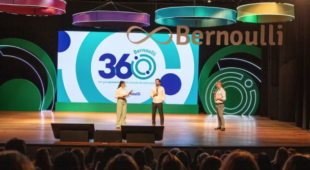 Copresidente de Bernoulli apresentando no palco do evento 360
