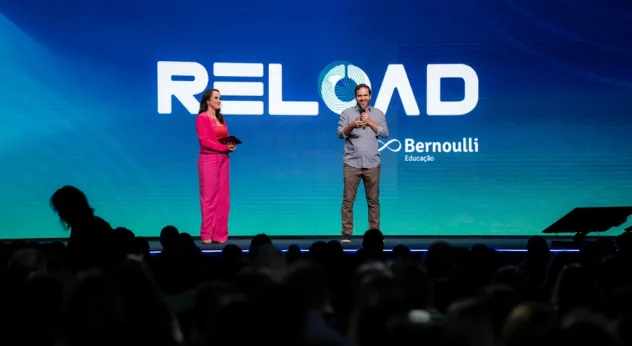 Copresidente de Bernoulli apresentando no palco do evento Reload