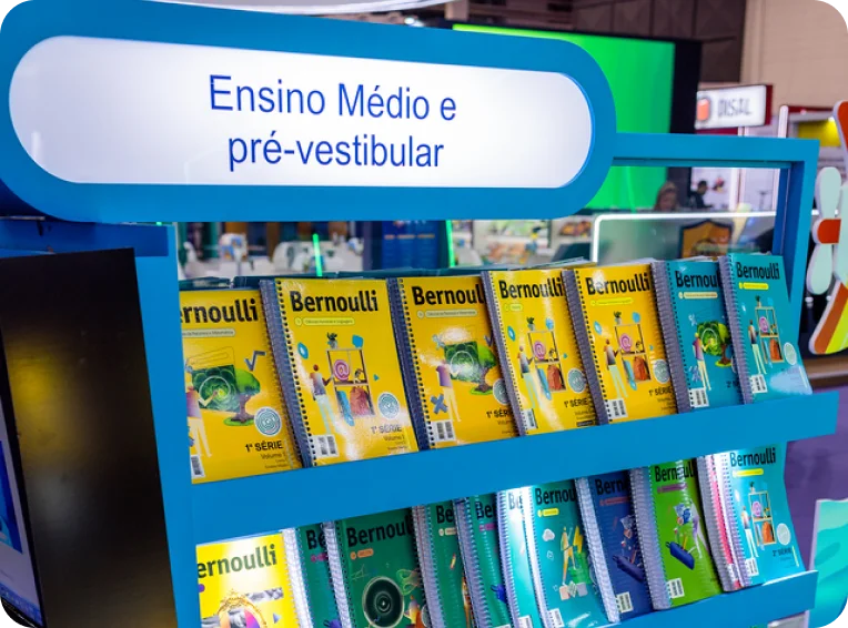 Livros Ensino Médio e Pré-Vestibular Bernoulli expostos em eventos