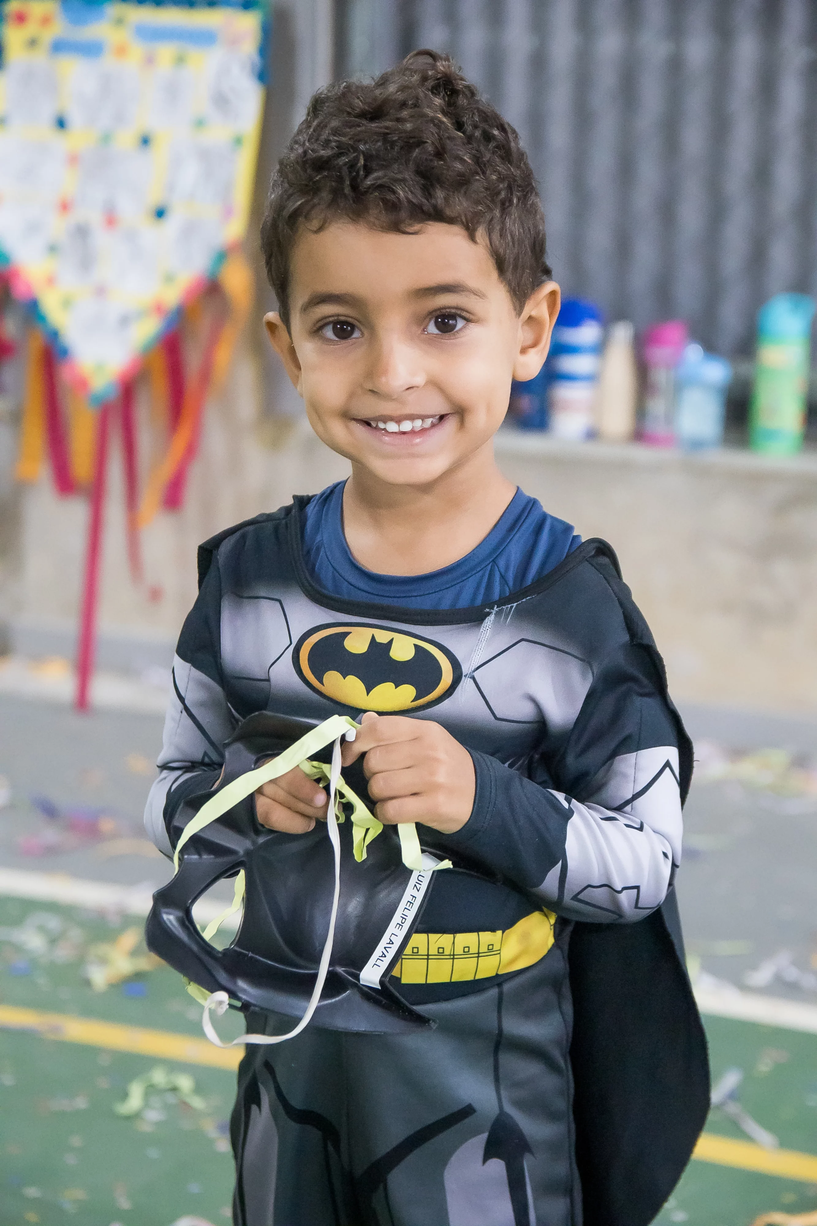 criança fantasiada de batman no carnaval bernoulli