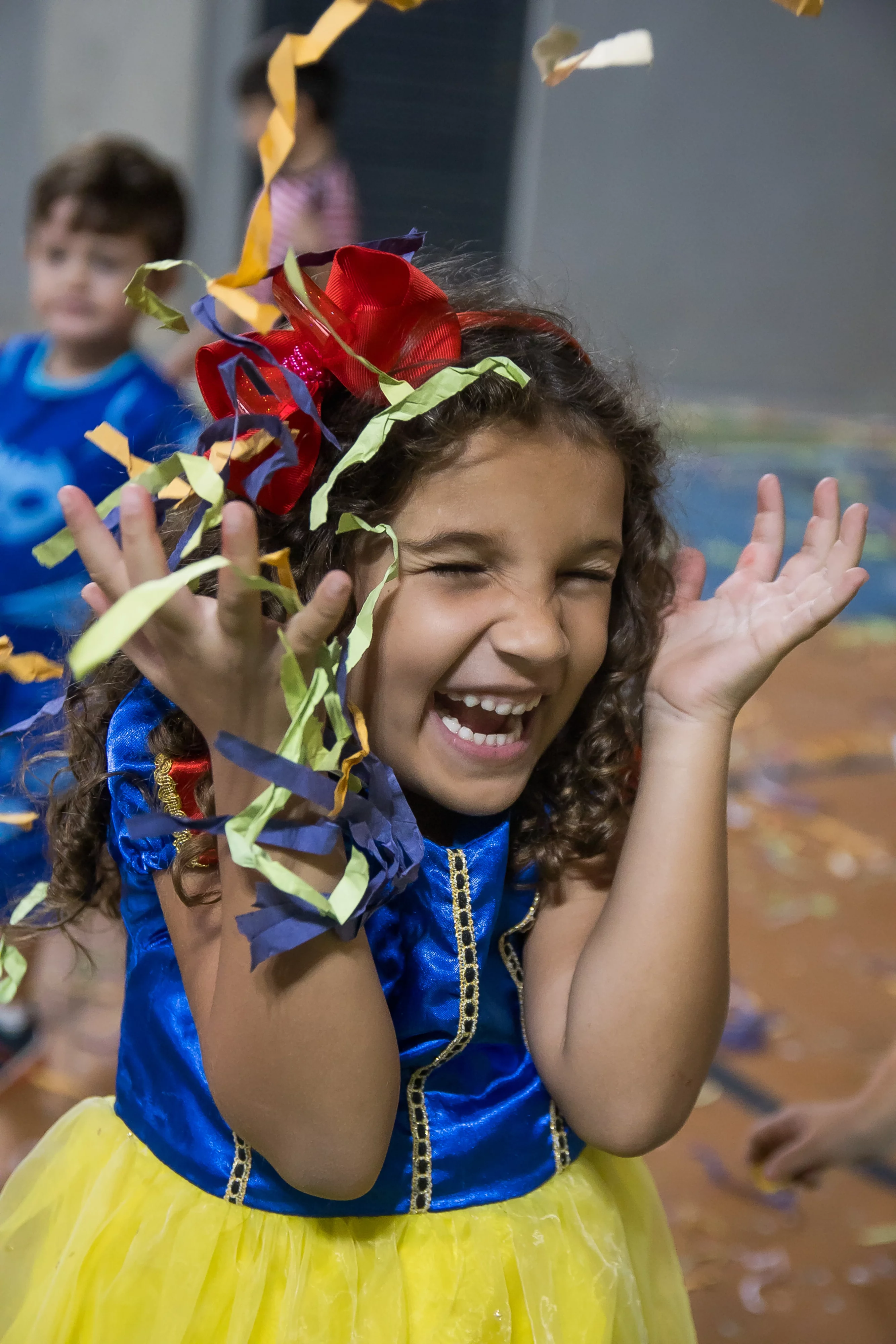 Alunos Bernoulli se divertem em atividade ao ar livre de Carnaval.
