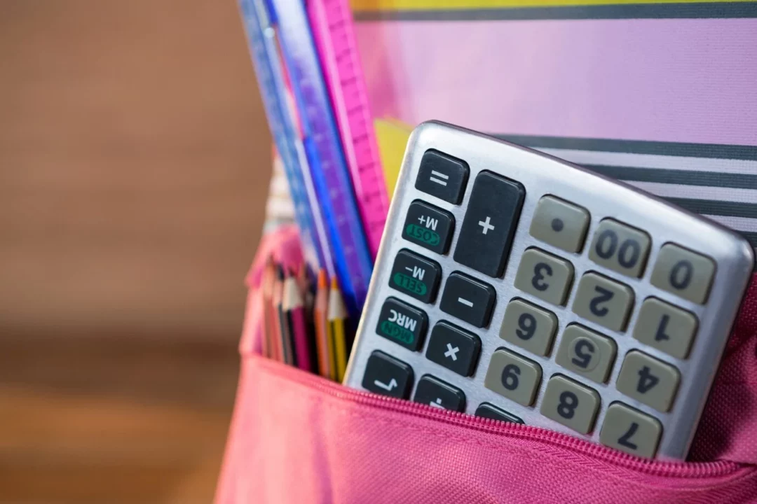 Calculadora aparece em mocilha para ilustra questões relacionadas ao orçamento escolar das famílias