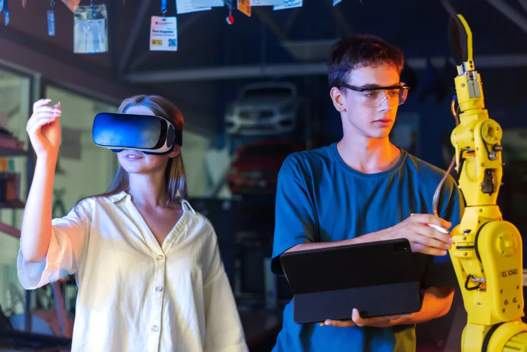 Adolescentes fazendo experimentos em um laboratório de robótica