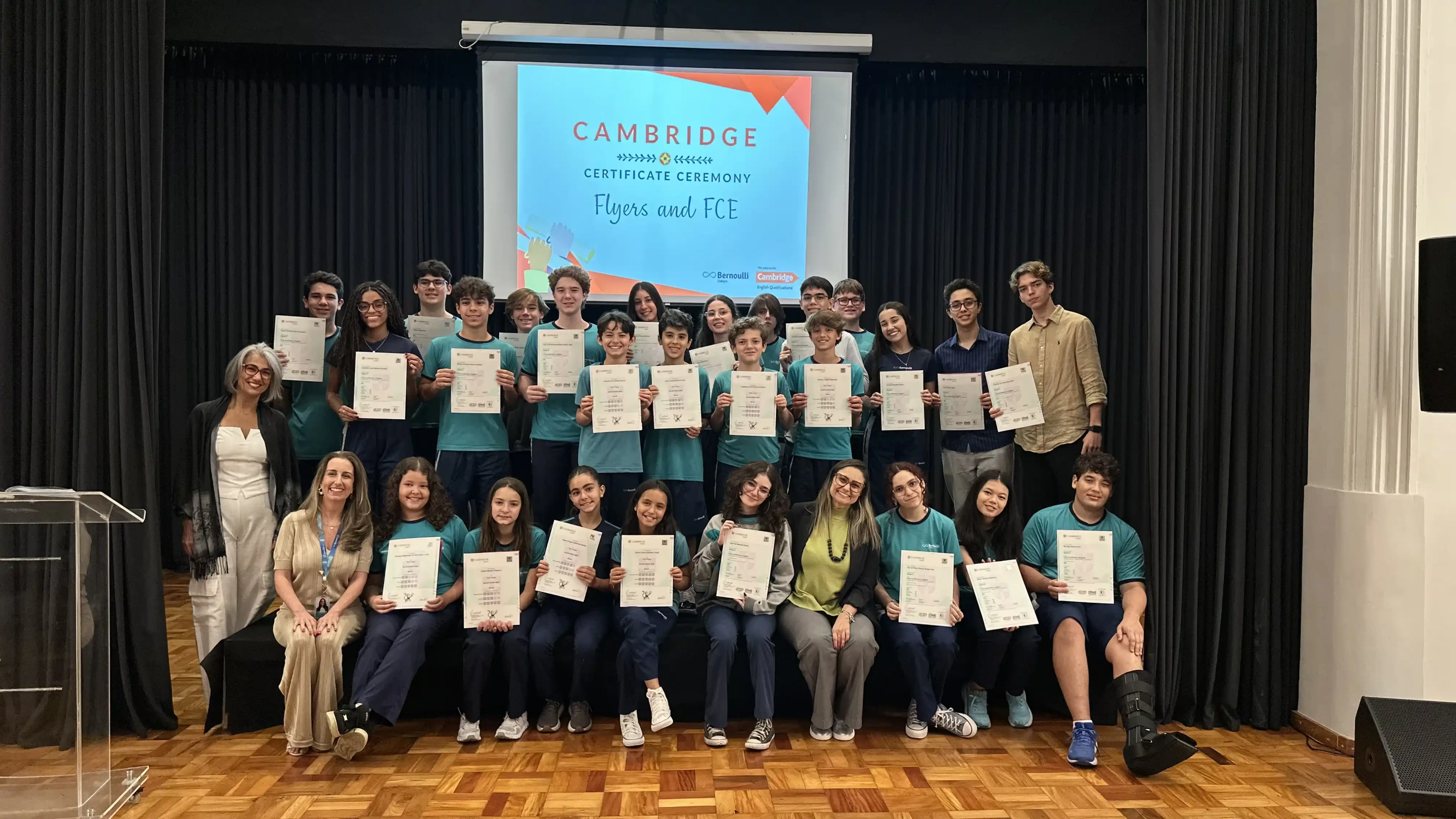 Alunos Bernoulli recebendo certificado de Cambridge