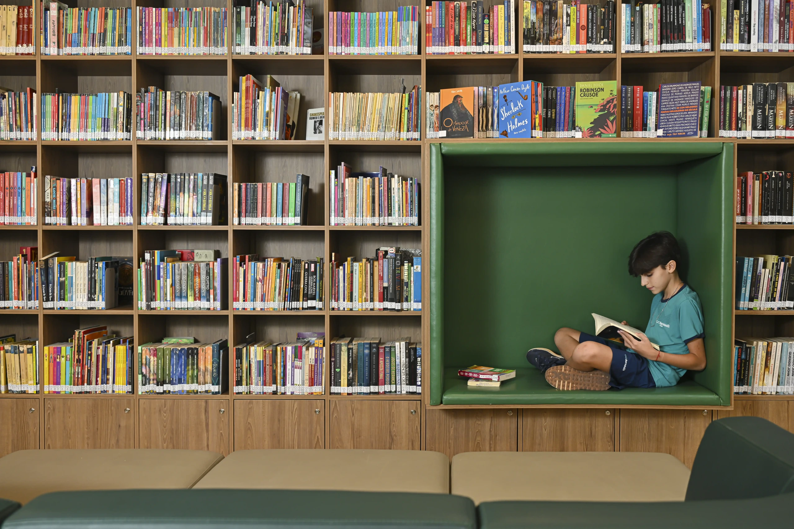 Aluno lendo um livro na biblioteca
