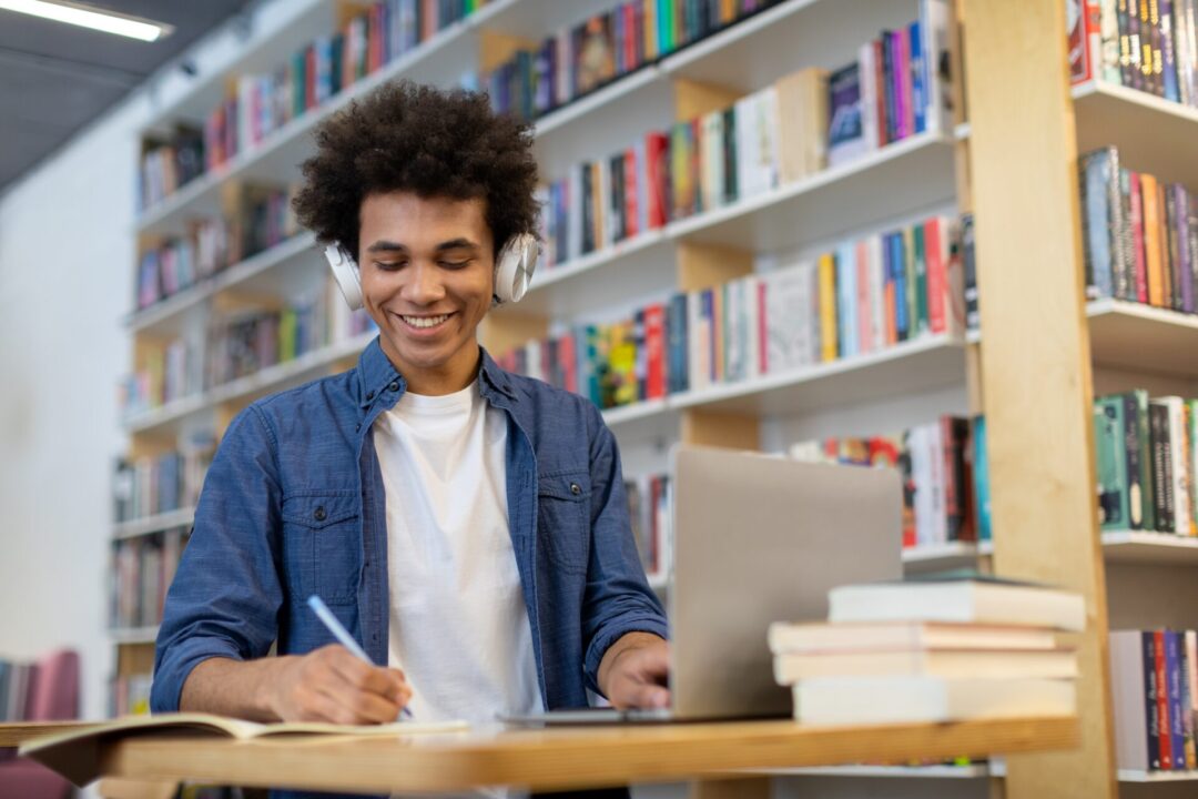 jovem estudando com computador notebook