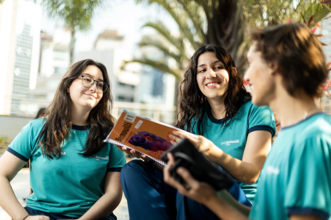 Alunos estudando com o material didático do Bernoulli, desenvolvido com base no projeto pedagógico do colégio
