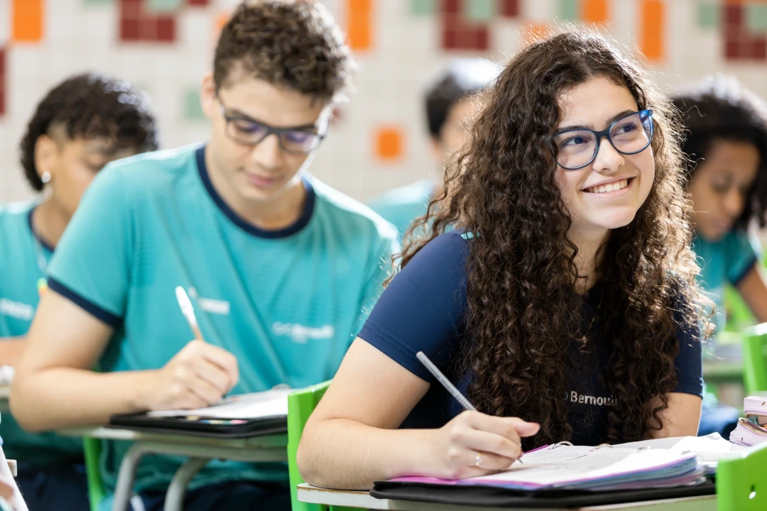 Estudantes em ambiente escolar exercitando o pensamento crítico e a aprendizagem ativa. 
