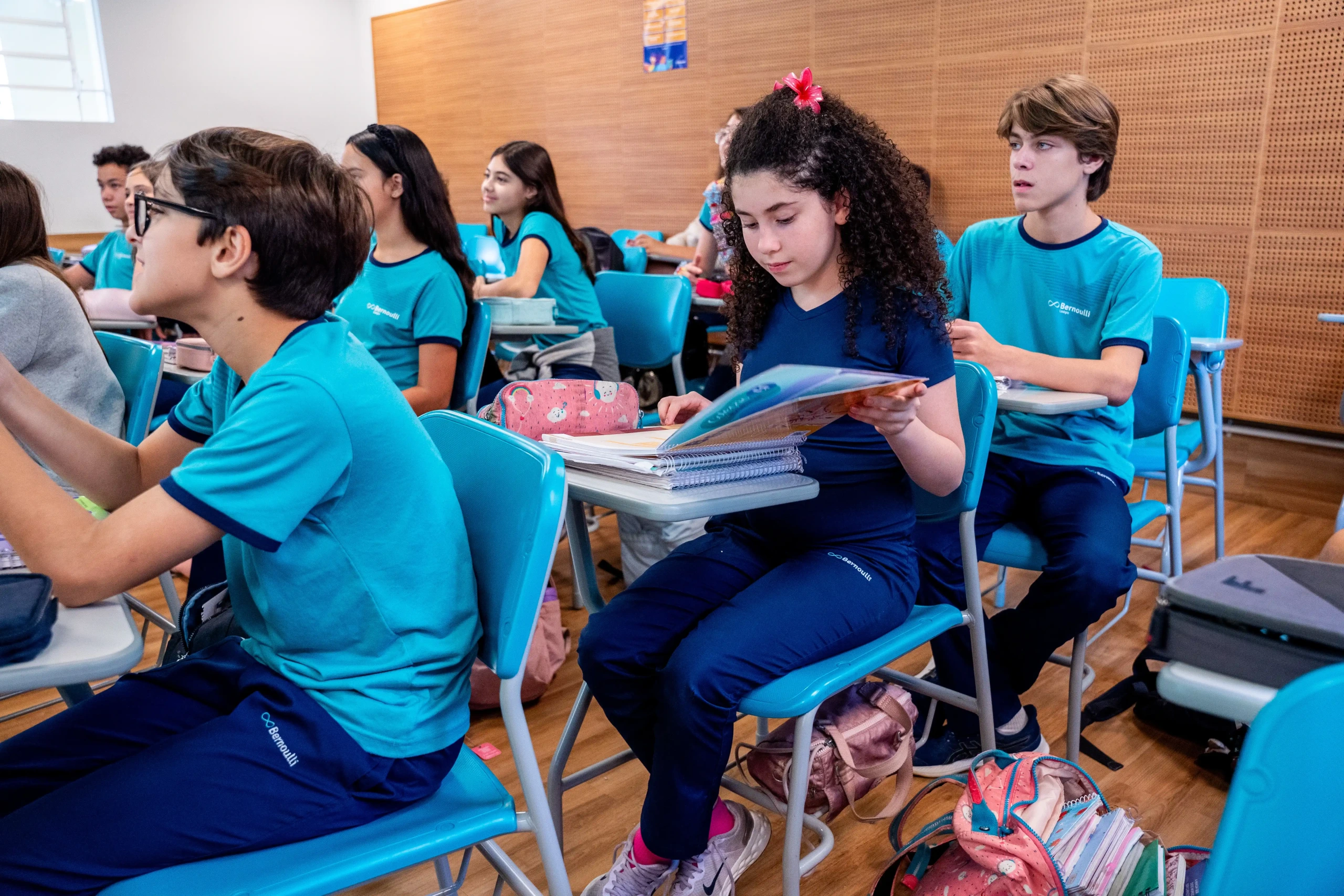 Alunos em sala de aula participando das atividades escolares, um dos sinais para observar como saber se seu estudante está aprendendo na escola.